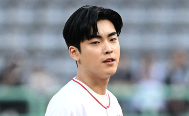 【PHOTO】キム・スギョム、始球式に登場…力強い投球フォーム