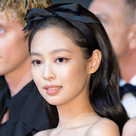 【PHOTO】BLACKPINK ジェニー「第76回カンヌ国際映画祭」レッドカーペットに登場…美しいドレス姿