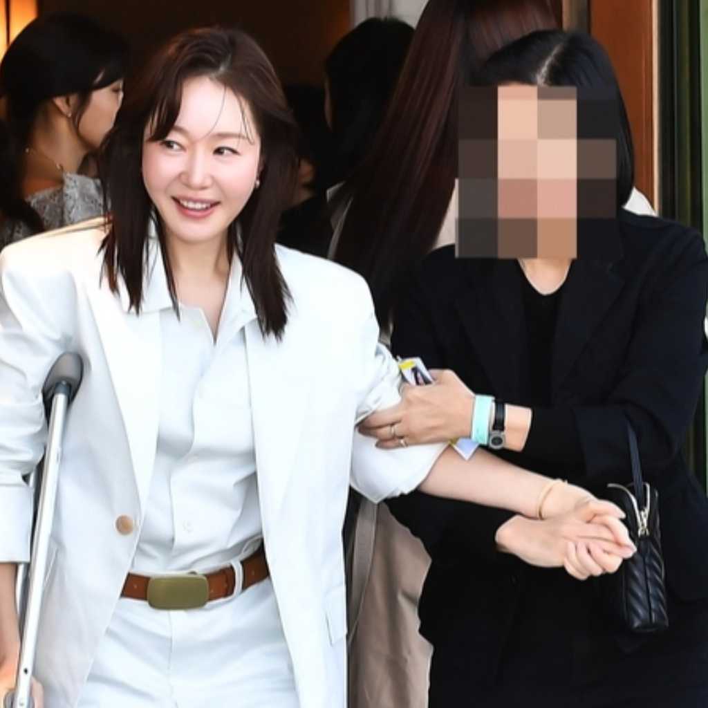 【PHOTO】オム・ジウォン、ファッションブランド「MISS GEE COLLECTION」のイベントに松葉杖で登場