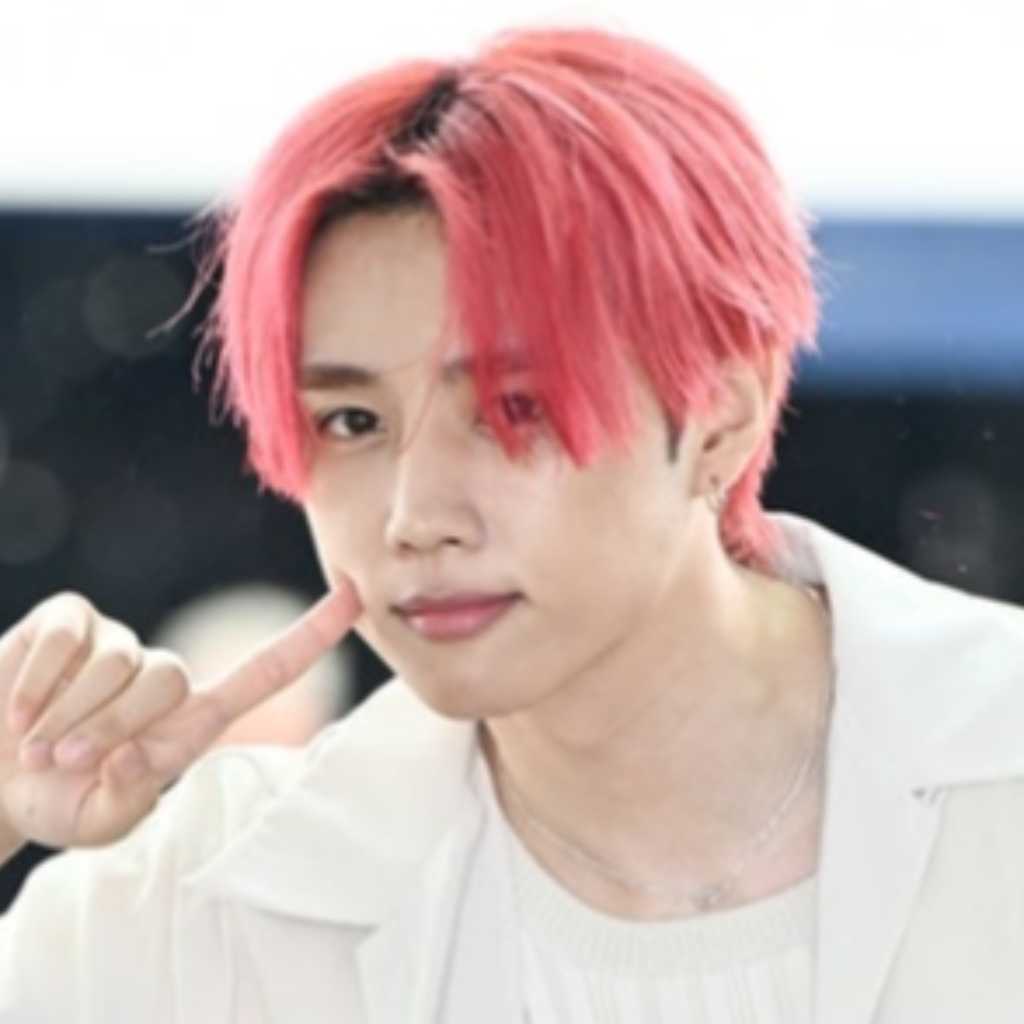 【PHOTO】THE BOYZ ソヌ、ファッションショーのためフランスへ出国…赤髪で登場