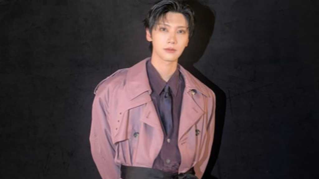 NCT テン、パリ・ファッションウィークで存在感を放つ…ピンクのトレンチコート姿に注目