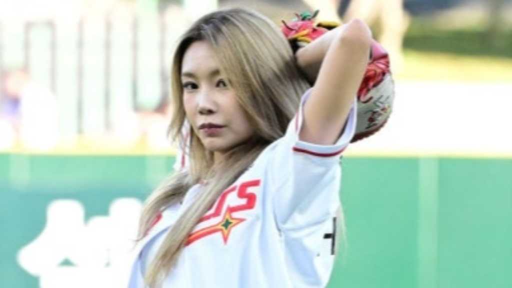 【PHOTO】MOMOLAND ヘビン、始球式に登場…力強い投球フォーム