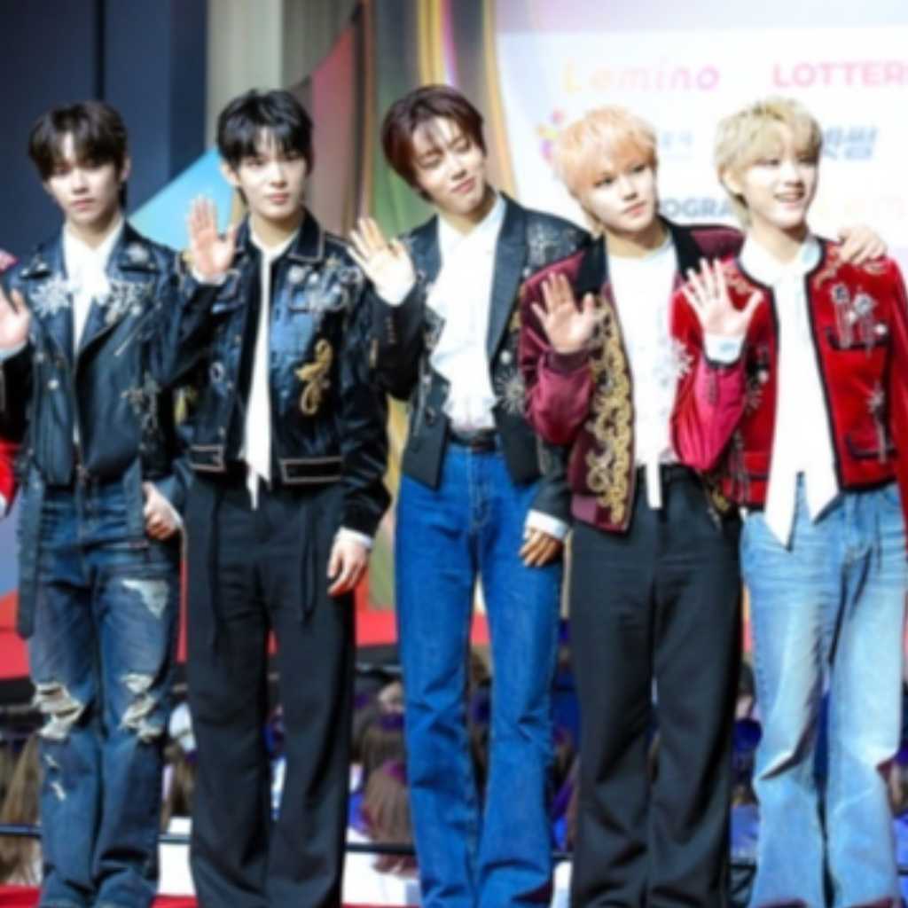 【PHOTO】AHOF「2025 SBS歌謡大典」レッドカーペットに登場