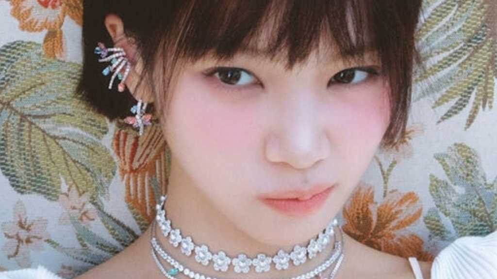 LE SSERAFIM キム・チェウォン、ベリーショート姿に変身！春の妖精を連想させるグラビア公開