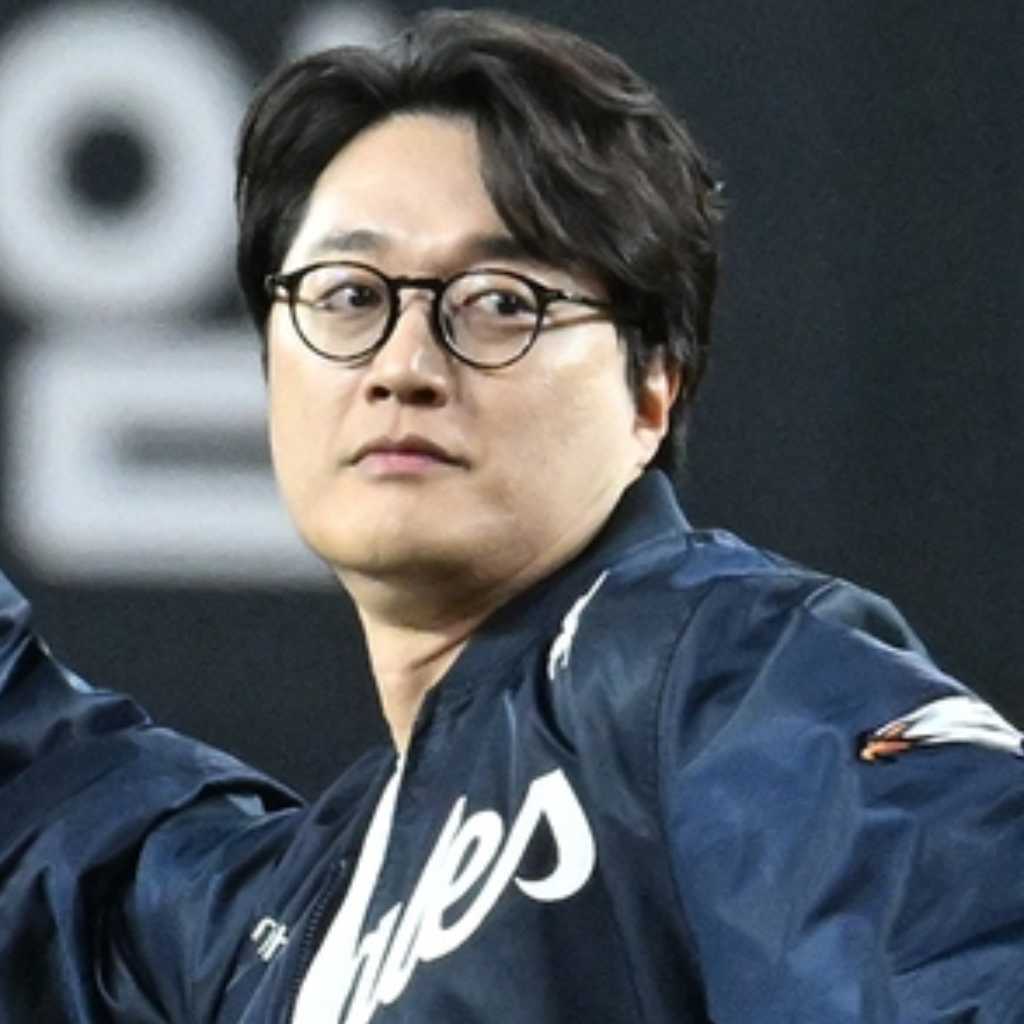 【PHOTO】Peppertones イ・ジャンウォン&ペ・ダヘ夫婦、始球式と国歌斉唱のため野球場に登場