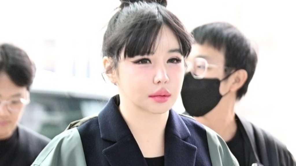 2NE1のBOM「私を整形ネタで売っていた」と再びYGを批判…不満爆発も投稿を削除