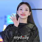 【PHOTO】TWICE ナヨン、スケジュールのため日本へ出国…キュートな笑顔で挨拶