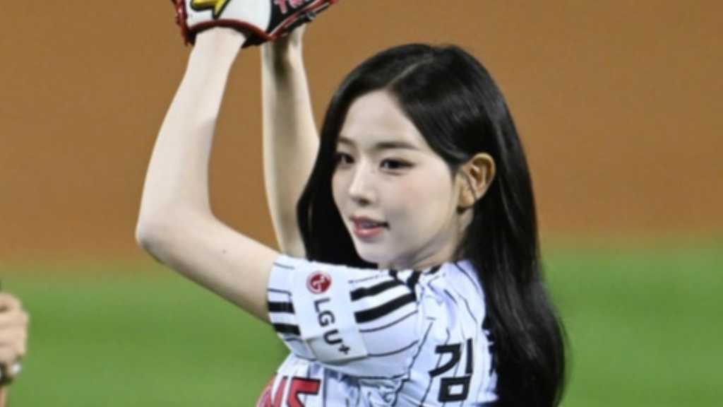 【PHOTO】tripleS キム・チェヨン、始球式に登場…女神のような美貌