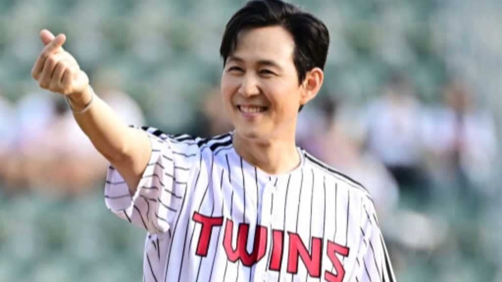 【PHOTO】イ・ジョンジェ、始球式に登場…新ドラマで共演のイム・ジヨン＆キム・ジフンが応援に！