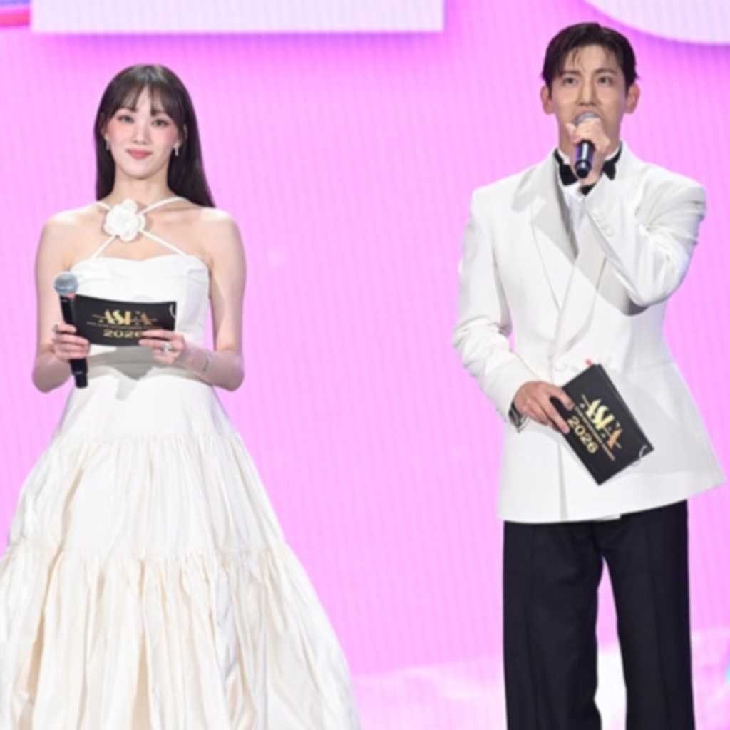 【PHOTO】東方神起 チャンミン＆イ・ソンギョン「ASEA 2026」2日目のステージに登場
