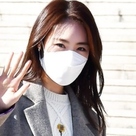 【PHOTO】イ・ヨニ、ラジオ番組の収録に参加…ファンにサインをしてあげる場面も