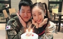 “入隊中”元BIGFLO ロン、妻イ・サガンのサプライズ誕生日パーティーに感激…メンバーもお祝いに