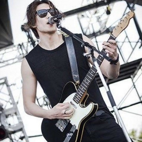 CNBLUE イ・ジョンヒョン、ロックスピリッツ溢れる写真公開…“男の中の