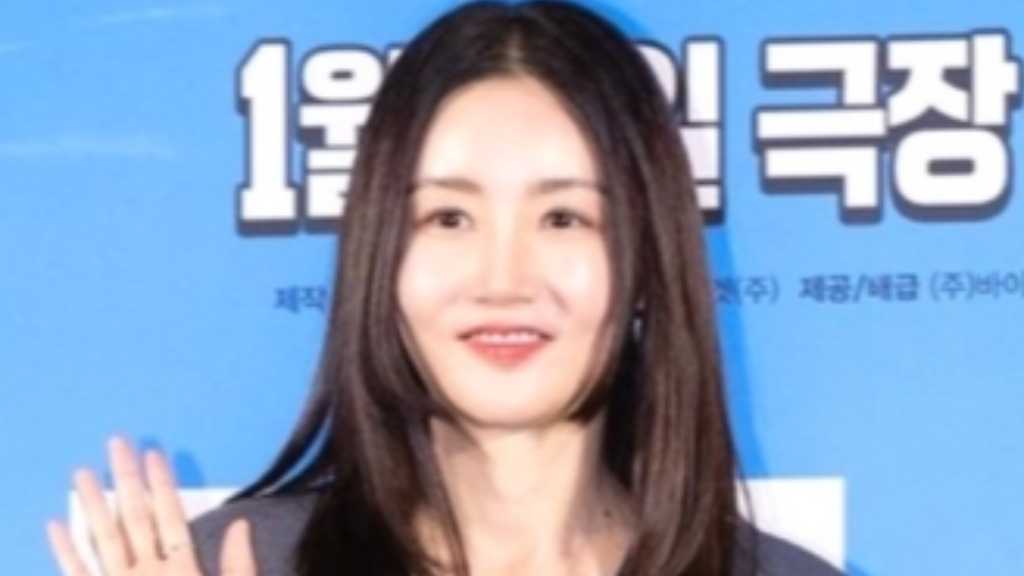 ファン・ウスレ、年下の一般男性との交際を電撃告白「結婚はまだ」（動画あり）