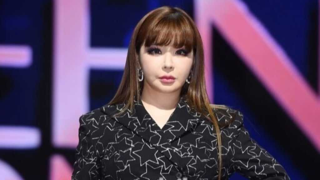 “活動中断”2NE1のBOM、所属事務所との契約終了を発表「健康回復と休息に専念」