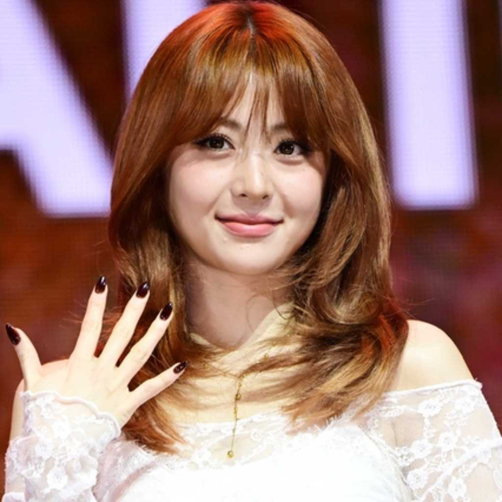 LE SSERAFIM ホ・ユンジン、漢江ではさみを使ってブーケ作り…ファンの指摘うけ謝罪