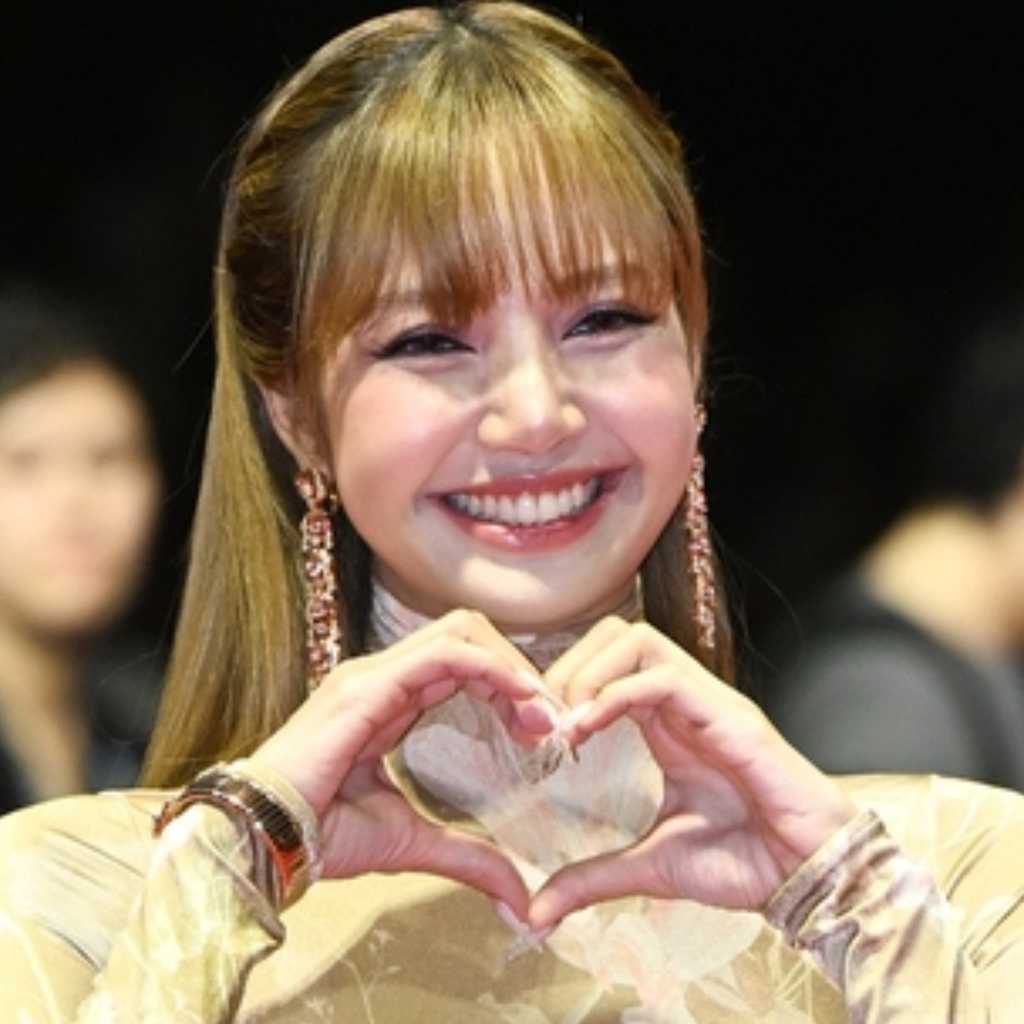 【PHOTO】BLACKPINK リサ「釜山国際映画祭」開幕式のレッドカーペットに登場(動画あり)