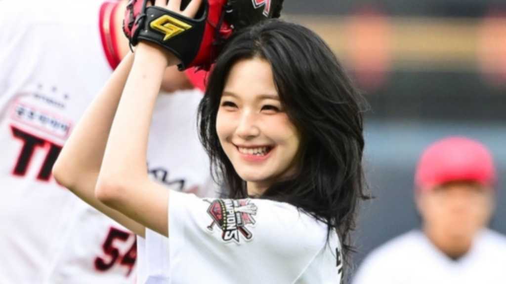 【PHOTO】fromis_9 ソン・ハヨン＆ペク・ジホン、始球・始打式に登場…キュートな笑顔