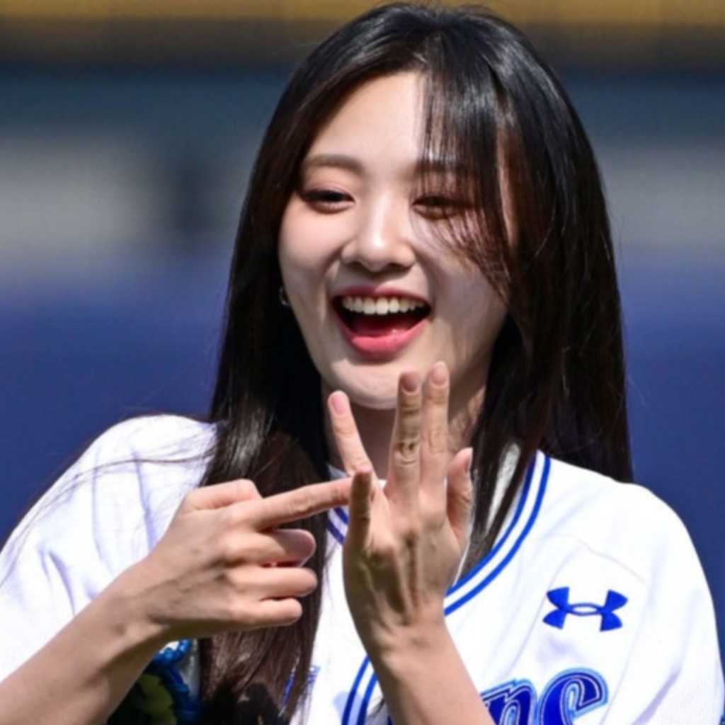 【PHOTO】赤頬思春期、始球式に登場…ハツラツとした魅力