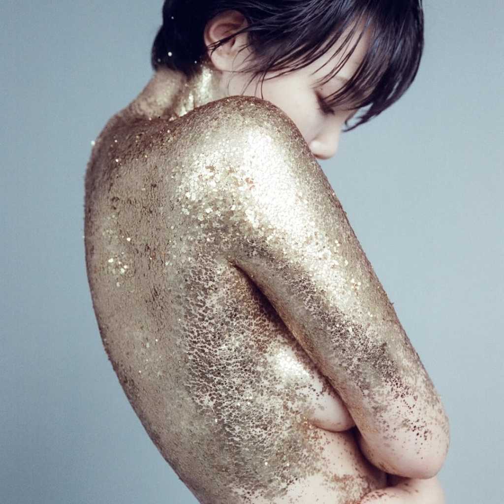 イ・ギョンシルの娘ソン・スア、衝撃的なセミヌード写真が話題…全身金箔の芸術的なビジュアル