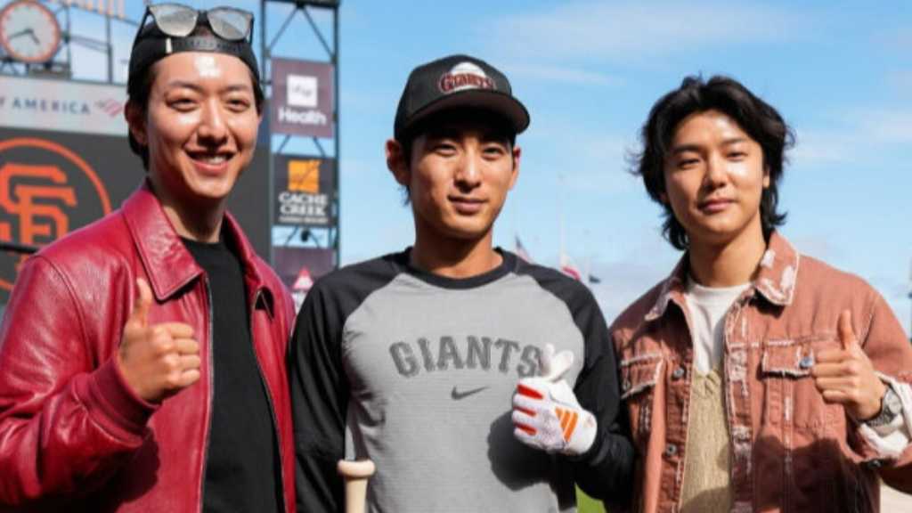 CNBLUE カン・ミンヒョク＆イ・ジョンシン、プロ野球選手イ・ジョンフと記念ショット！