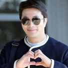 【PHOTO】クォン・サンウ、日本ファンミーティングのため出国…ハートポーズで挨拶（動画あり）