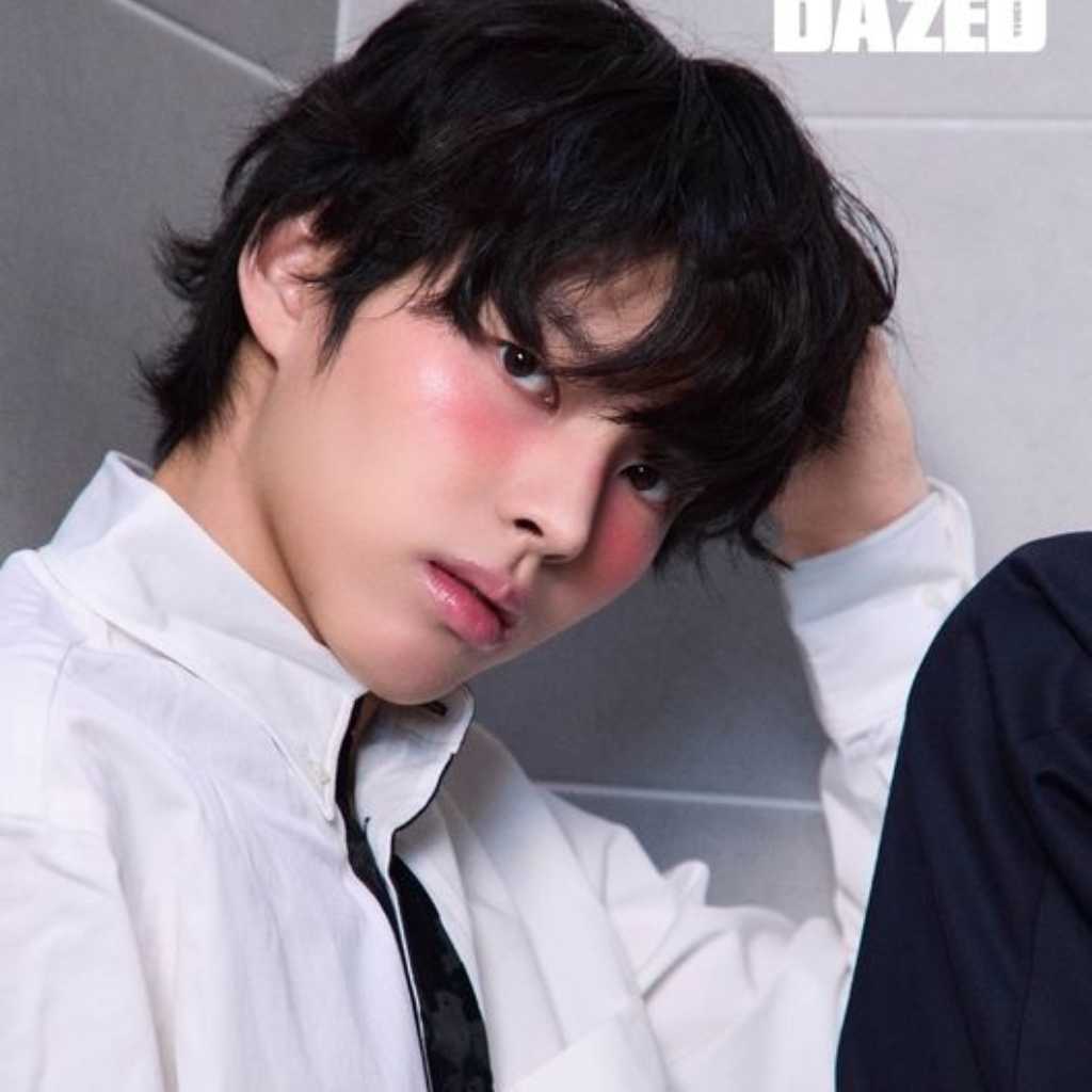 「スタディーグループ」出演パク・ユンホ、可愛らしいチークメイクも…魅力的なグラビア公開