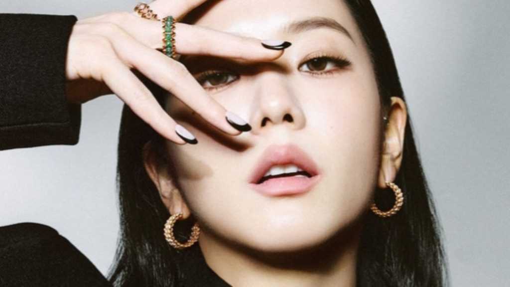 ジス、BLACKPINKのカムバックから新ドラマまで…グラビアで近況を明らかに