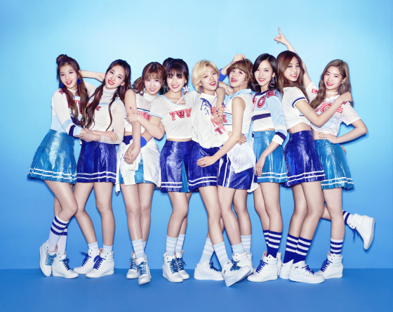 Twice 日本デビューアルバム Twice ジャケット公開 ヒット曲の日本語バージョンも収録 Kstyle