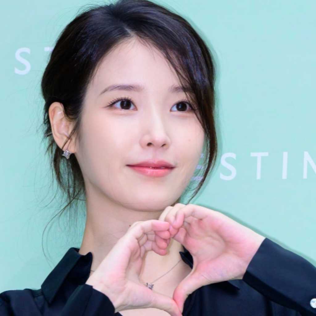 【PHOTO】IU、ブランド「J.ESTINA」イベントに出席…ブラックドレスで登場