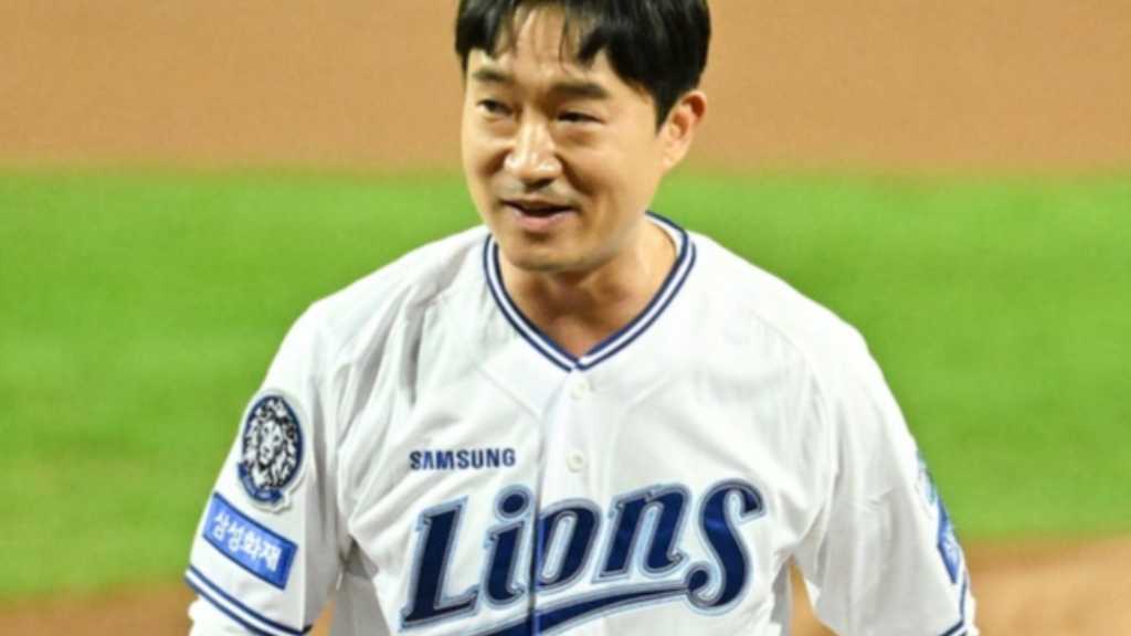 【PHOTO】チョ・ウジン、始球式に登場…力強い投球を披露