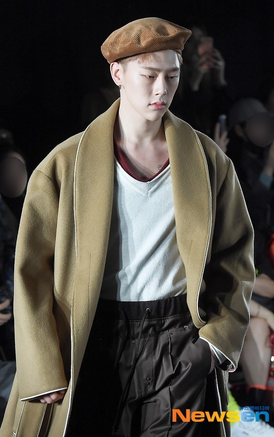 Photo Jbj出身クォン ヒョンビン ソウルファッションウィーク ランウェイに登場 貫禄漂うウォーキング Kstyle Photo Jbj出身クォン ヒョンビン ソウルファッションウィーク ランウェイに登場 貫禄漂うウォーキング Kstyle