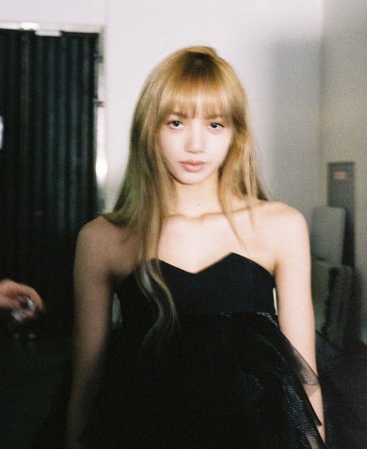 Blackpink リサ 鎖骨を大胆露出したセクシーな写真を公開 バービー人形のような美しさ Kstyle