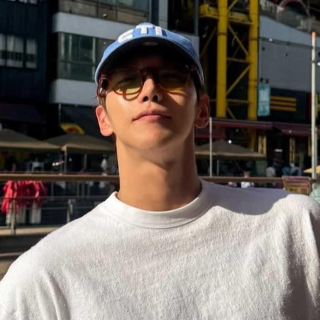 2PMのJun․ K、日本での記念ショットも公開！鍛え上げられた筋肉に釘付け