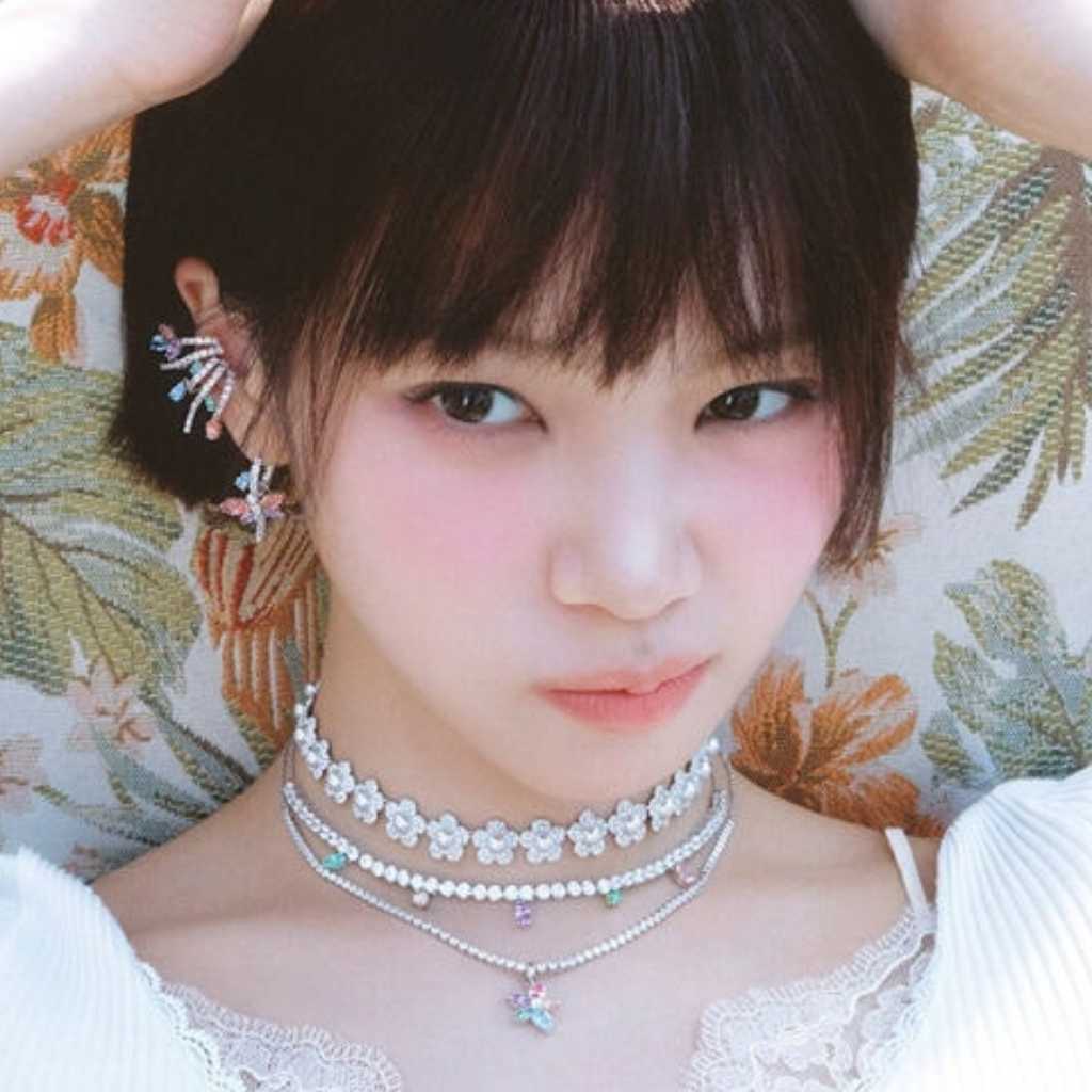 LE SSERAFIM キム・チェウォン、ベリーショート姿に変身！春の妖精を連想させるグラビア公開