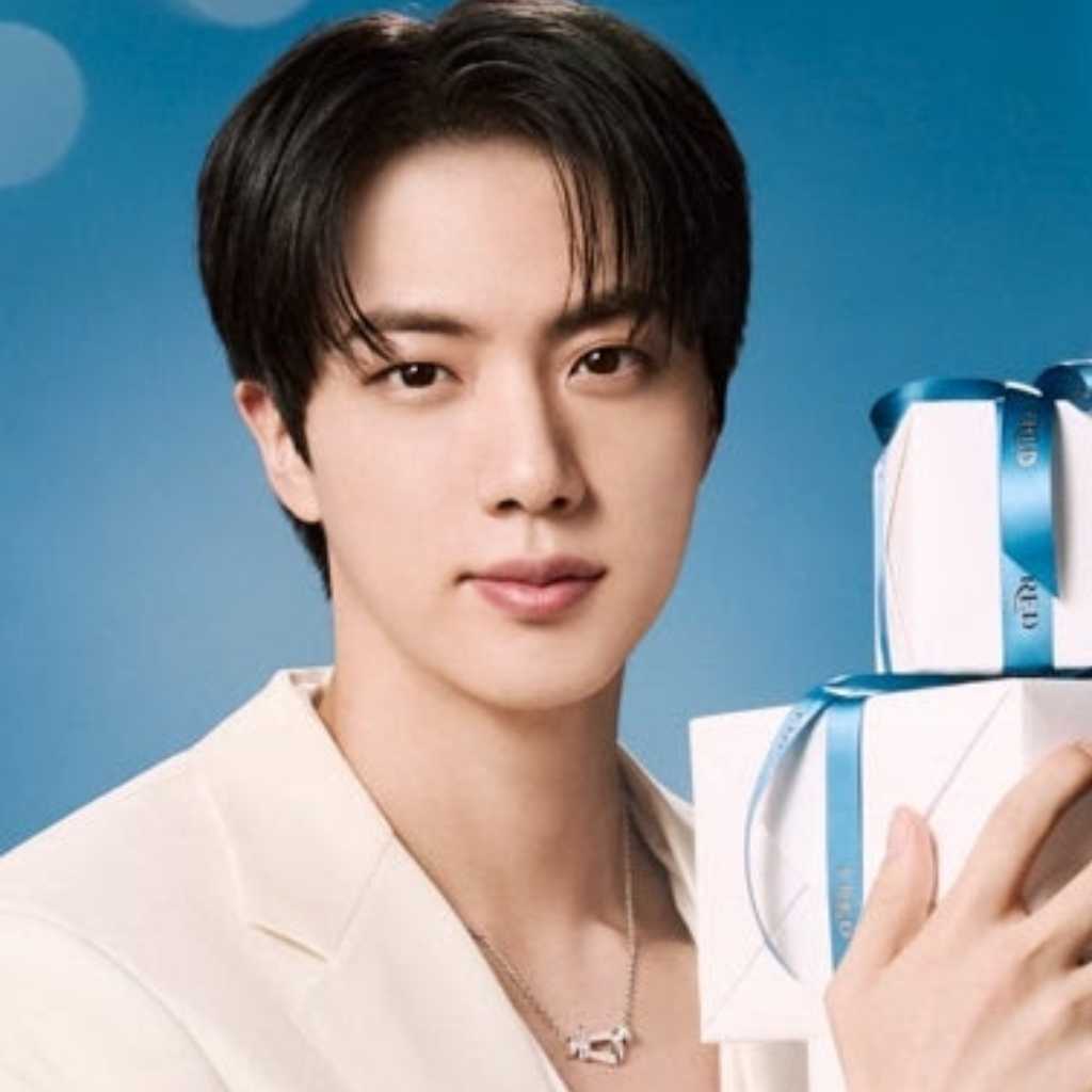 BTS ジン、ホワイトスーツ姿で登場！ブランド「FRED」ホリデーシーズンの新ビジュアルを公開（動画あり）