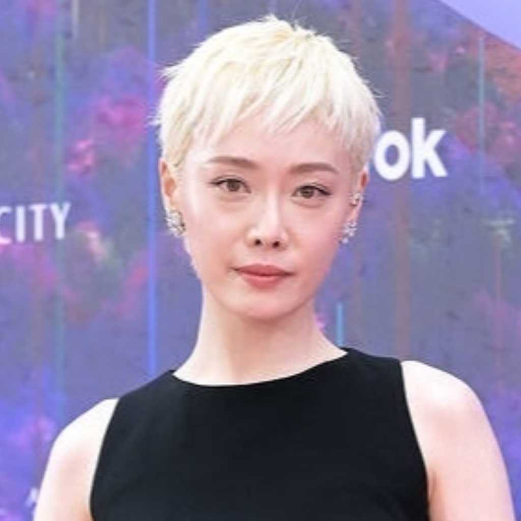 キム・ヒオラ、日本での近況ショットを公開！穴子を持ったお茶目な姿に注目