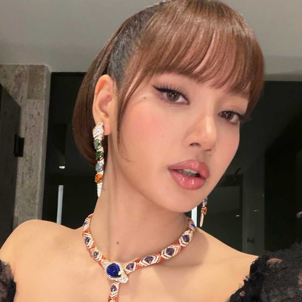 BLACKPINK リサ、大胆に開いた胸元がセクシーなドレス姿を公開…美しいビジュアルに釘付け