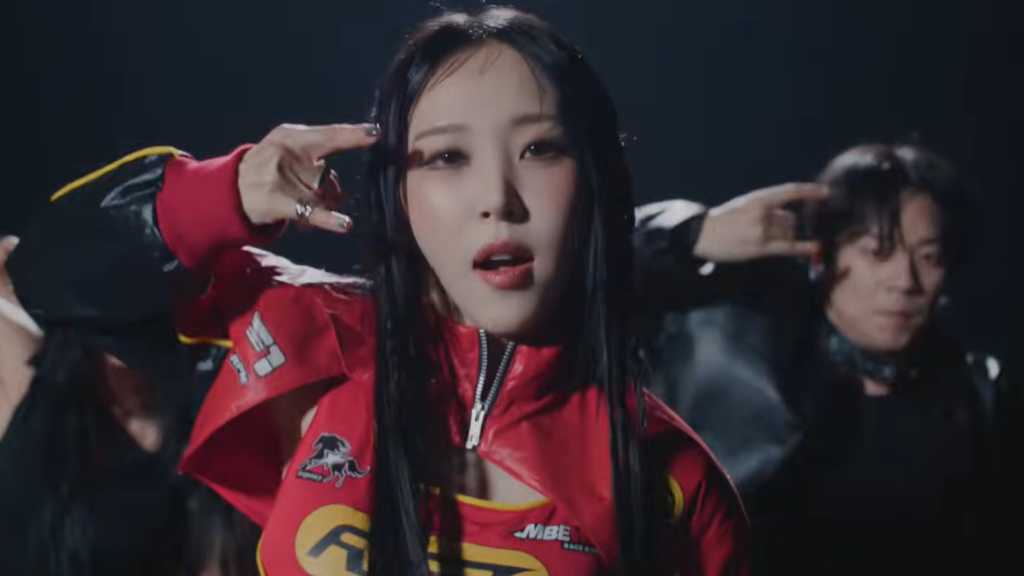 MAMAMOO ムンビョル、タイトル曲「Hertz」MV公開…強烈な魅力を持つレーサーに変身