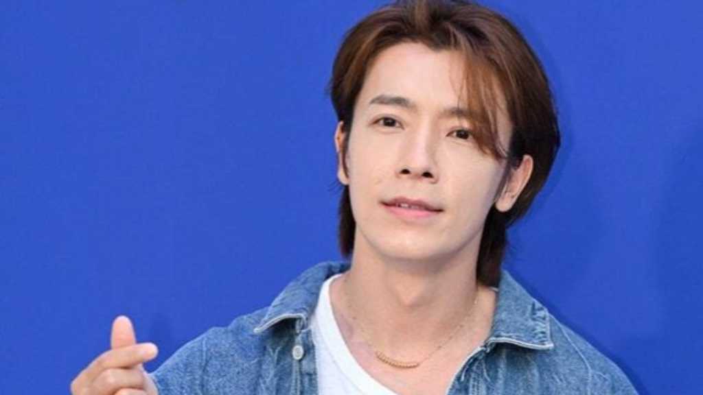 SUPER JUNIOR ドンヘ、公演中のハプニングにメンバーも騒然…転倒時の映像を公開