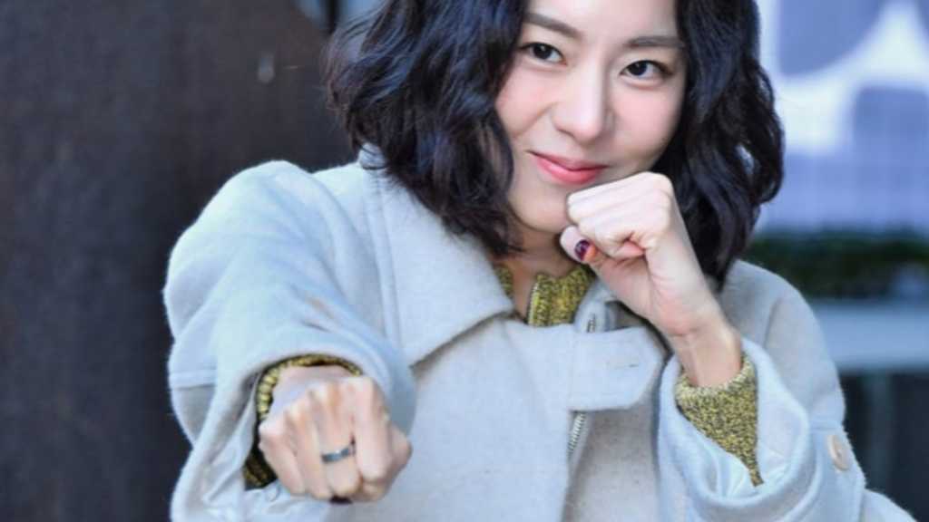 【PHOTO】ユイ＆ソル・イナ、ラジオ出演のため放送局へ…ファイティングポーズも披露（動画あり）