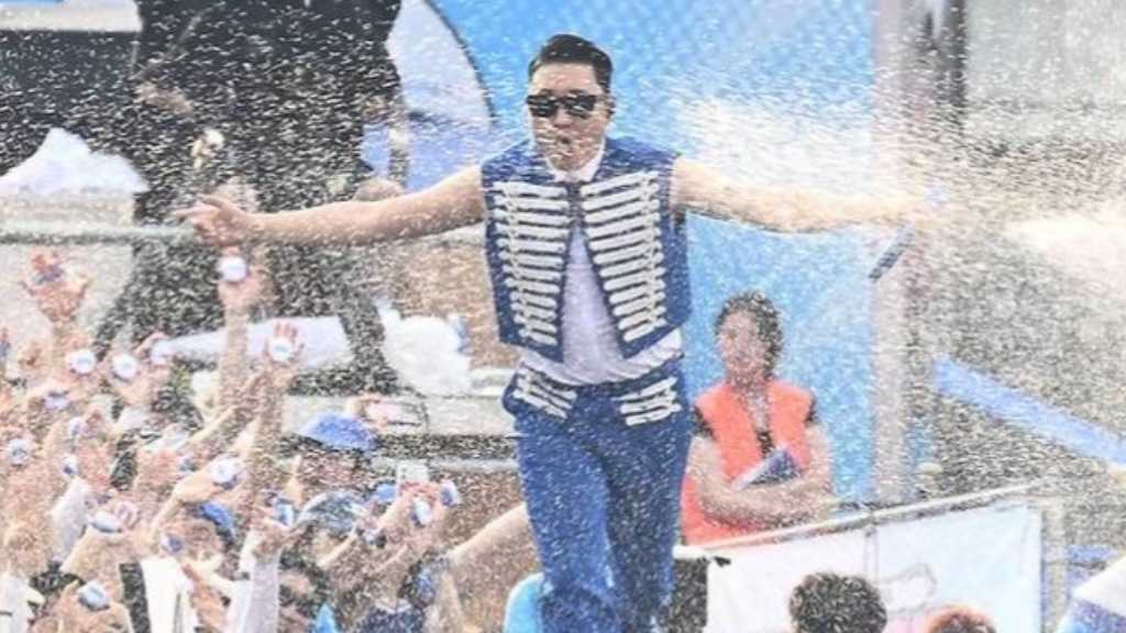 PSY「びしょびしょショー」花火の煙が近隣まで広がり議論に…韓国プロ野球の試合が一時中断