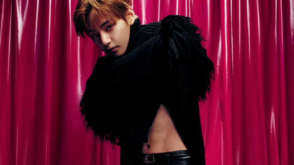 BTSのV、腹筋チラ見せショットも！グラビアで“セクシーな秋の男”に変身