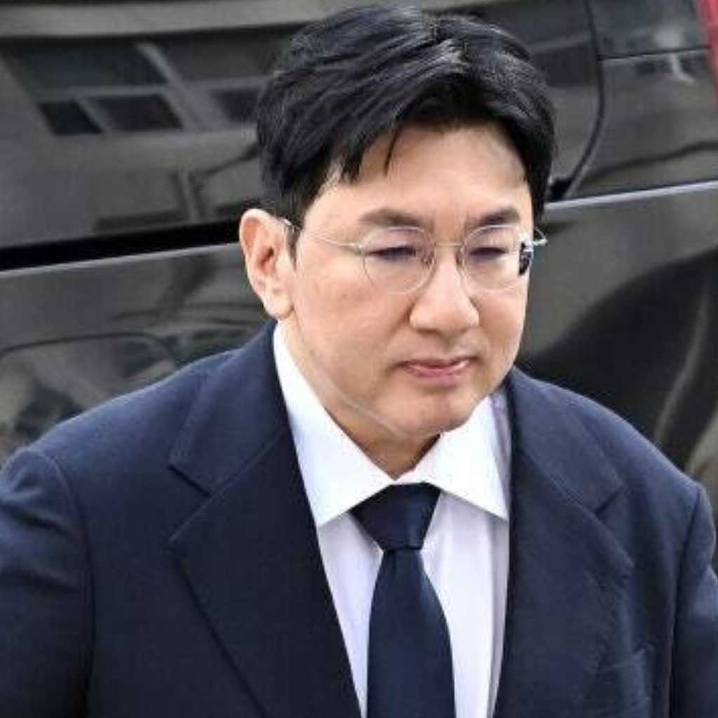 HYBE バン・シヒョク議長、出国禁止に…約190億円の不当利益の疑い