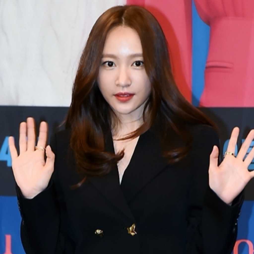 “結婚延期”EXID ハニ、59日ぶりにインスタ更新…ヨガに夢中な近況ショットを公開