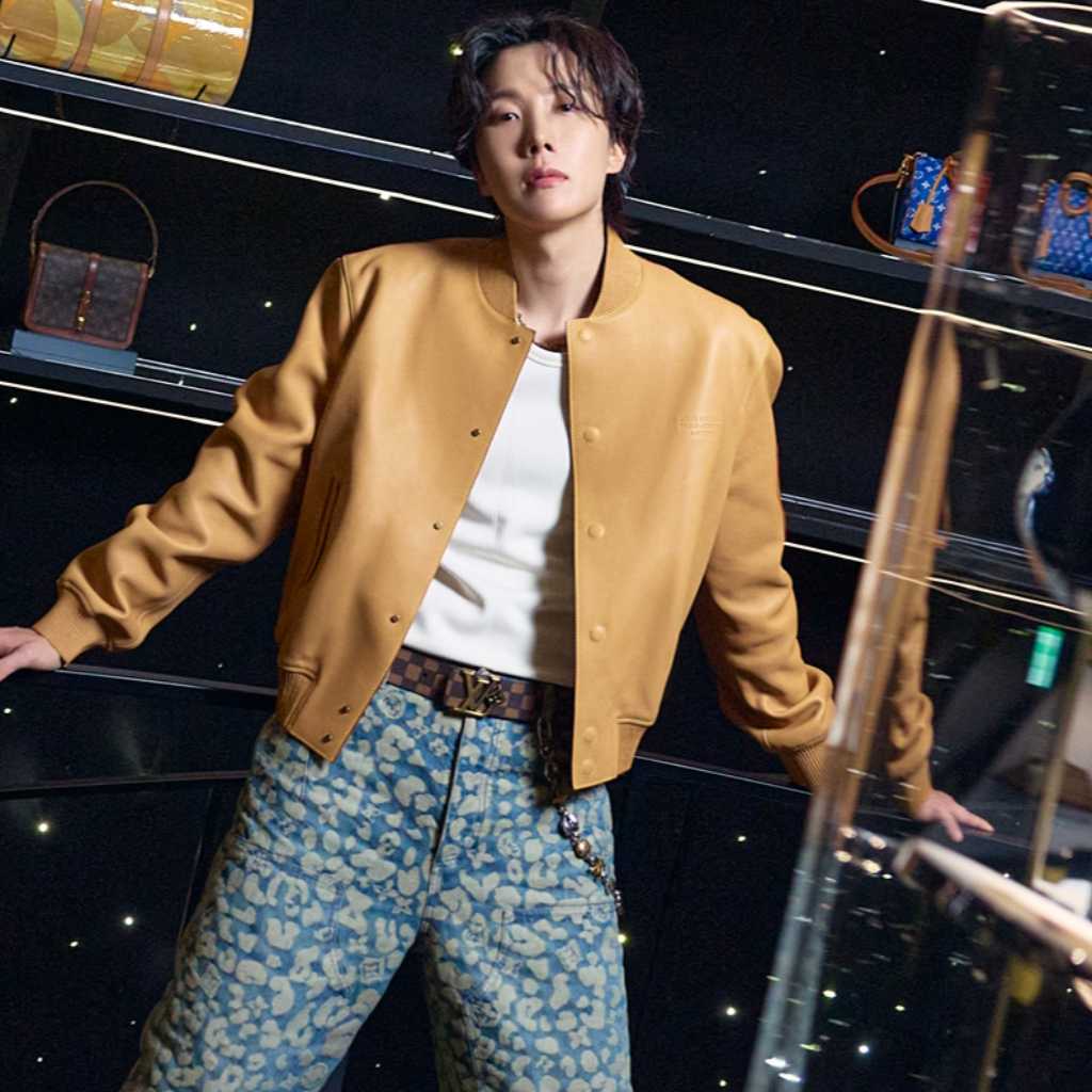 BTSのJ-HOPE、大阪で開催中の「ルイ・ヴィトン」展覧会に登場！“刺激的なひと時だった”