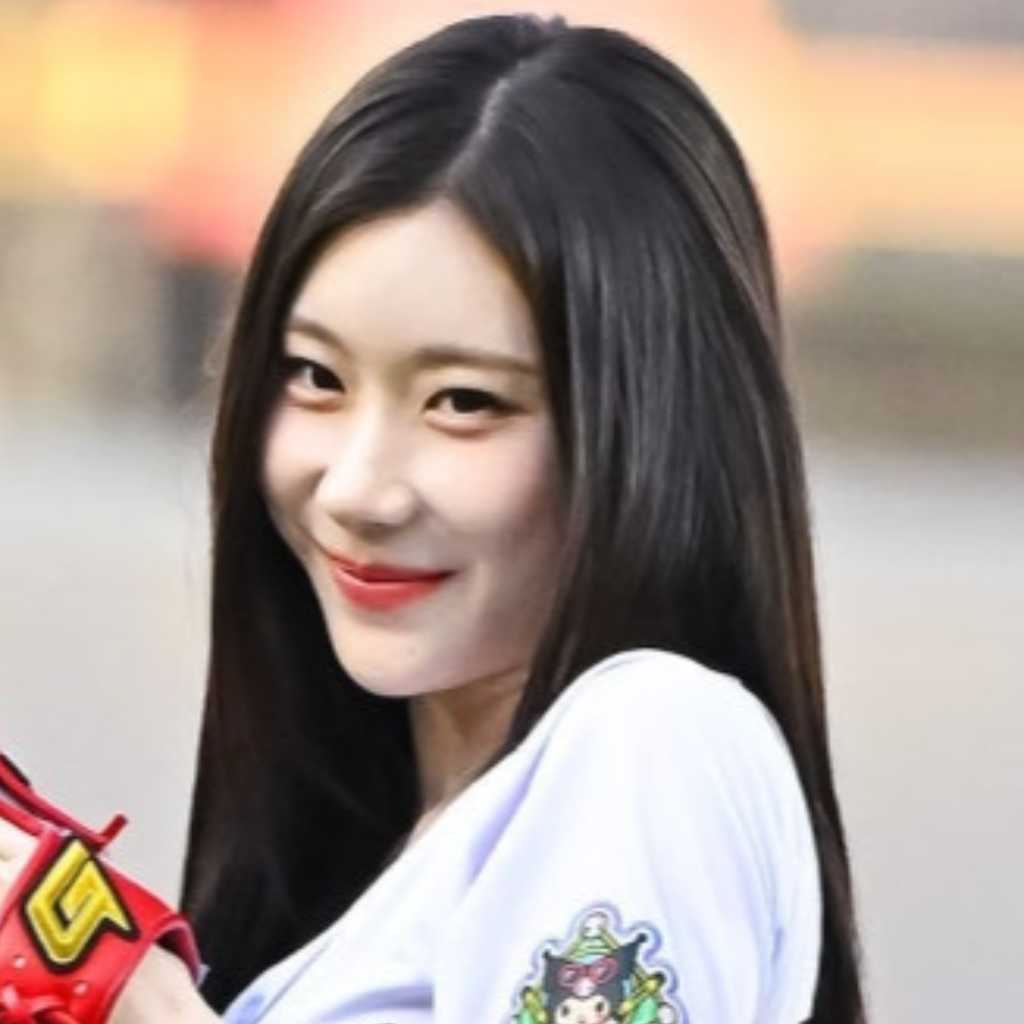 【PHOTO】ITZY チェリョン、始球式に登場…キュートなユニフォーム姿