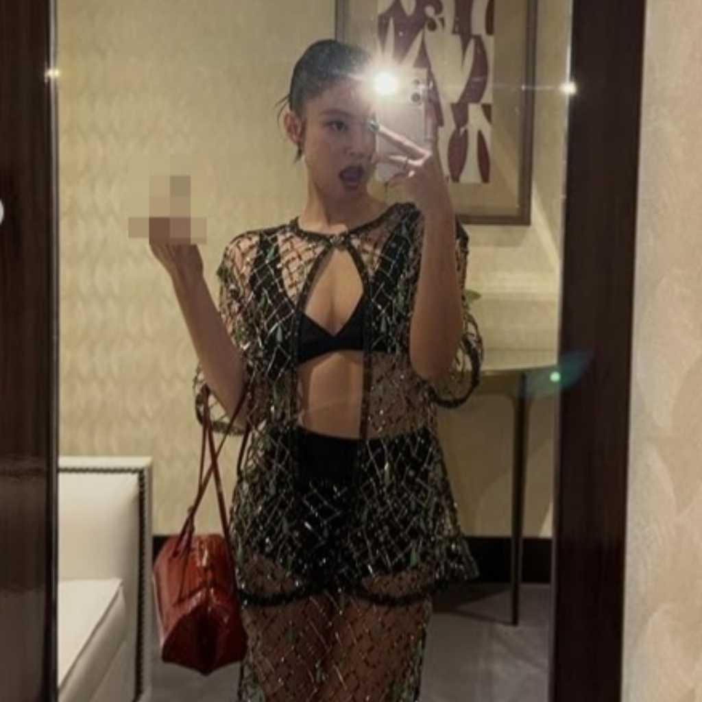 BLACKPINK ジェニー、ハグショットから中指を立てるポーズまで…パリでの写真に注目