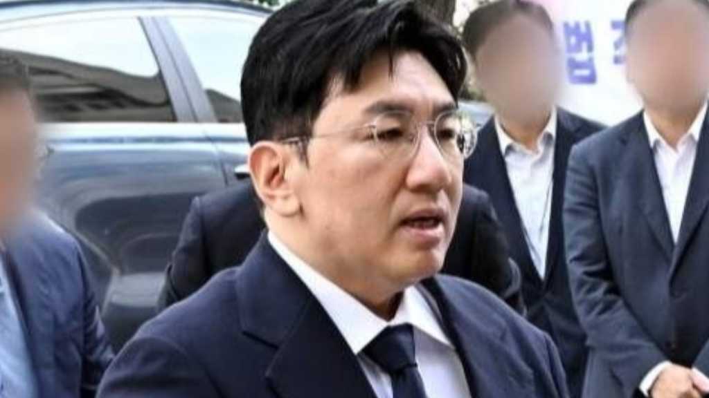 検察、HYBE バン・シヒョク議長の容疑に関する証拠が不十分と判断…警察に別の容疑適用を提案