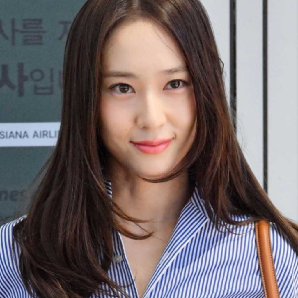 【PHOTO】f(x) クリスタル、靴が脱げるハプニングも！？海外スケジュールのためイギリスへ出国（動画あり）